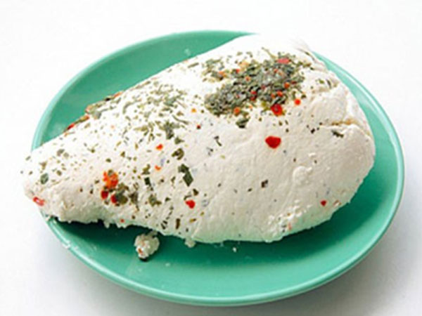 Как приготовить домашний сыр из сливок с травами и чесноком
