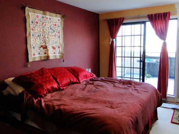 Бордовая спальня – изысканный и уютный интерьер