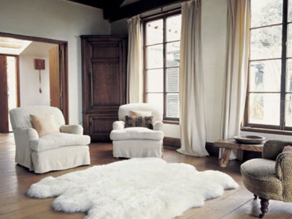 Декоративные ковры или шкуры на полу